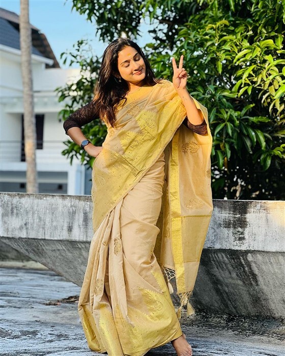 Aditi Ravi: ആകെ മൊത്തം കളര്‍ഫുള്ളായി നവരാത്രി വൈബില്‍ അദിതിയുടെ പുത്തന് ...
