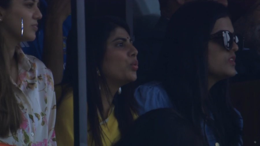 IND vs NZ: जडेजा ने छोड़ा कैच तो पत्नी रवीबा ने ऐसे बनाया मुंह, यूजर्स बोले- भाभी जी को तो नाराज मत करो...