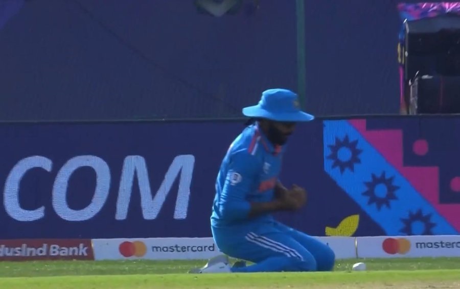 IND vs NZ: जडेजा ने छोड़ा कैच तो पत्नी रवीबा ने ऐसे बनाया मुंह, यूजर्स बोले- भाभी जी को तो नाराज मत करो...