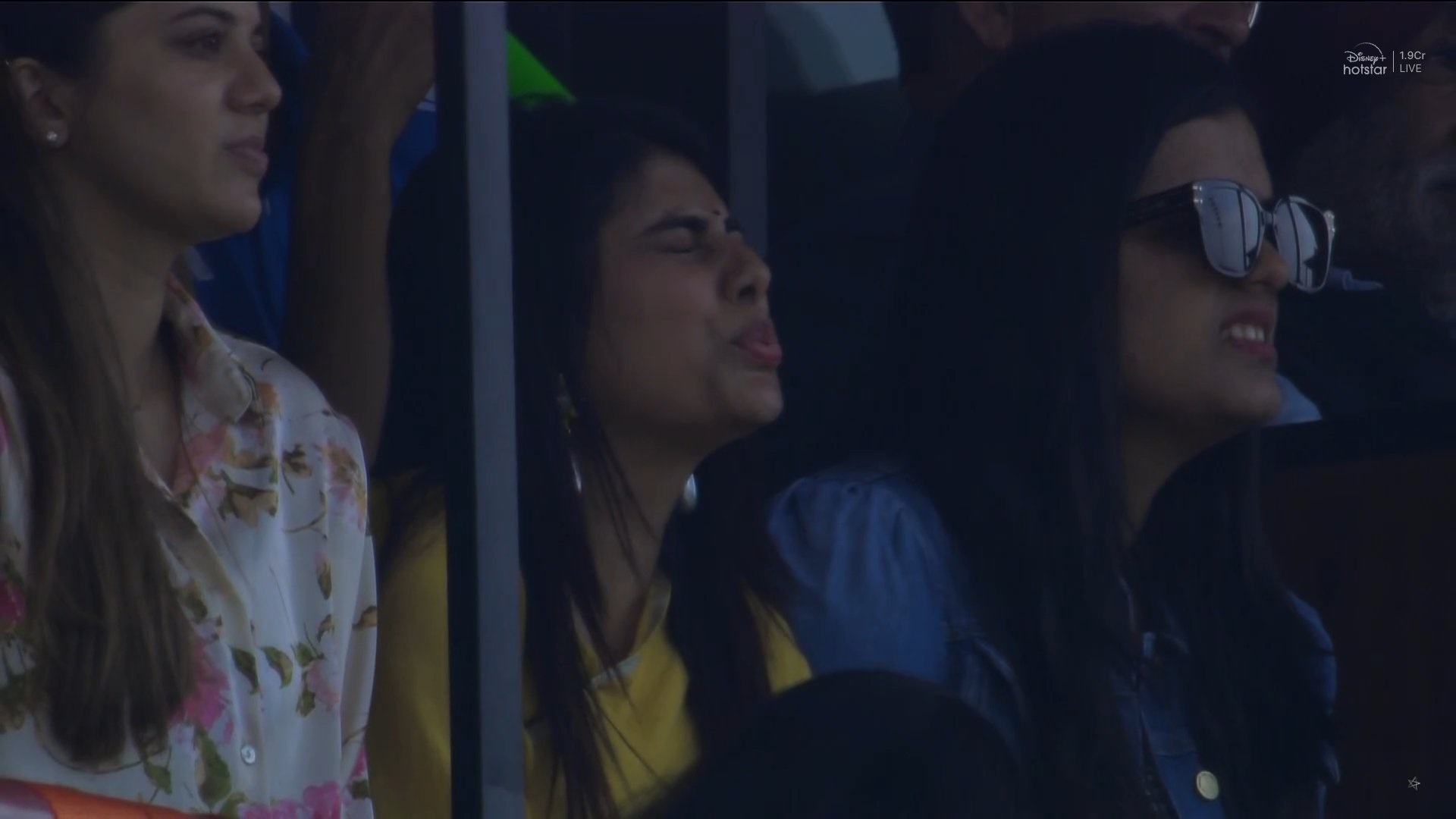 IND vs NZ: जडेजा ने छोड़ा कैच तो पत्नी रवीबा ने ऐसे बनाया मुंह, यूजर्स बोले- भाभी जी को तो नाराज मत करो...