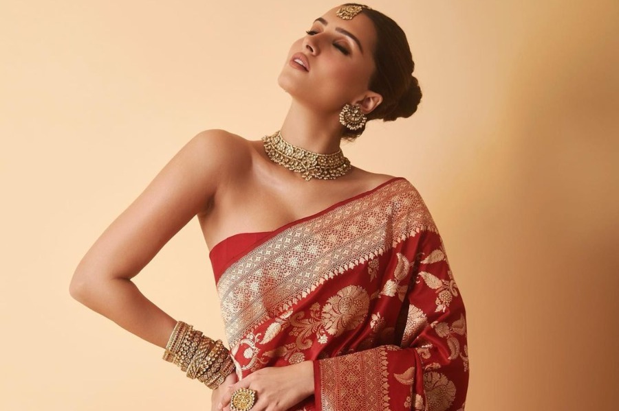 বেনারসি শাড়িতে অনন্যা তারা, ডিভার নয়া লুকে মজেছেন ফ্যানেরা  