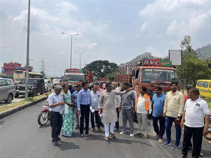 ಕೋಲಾರ-ಆಂಧ್ರ 6 ಪಥದ ರಸ್ತೆ ಕಾಮಗಾರಿ ವೀಕ್ಷಿಸಿದ ಸಂಸದ ಮುನಿಸ್ವಾಮಿ