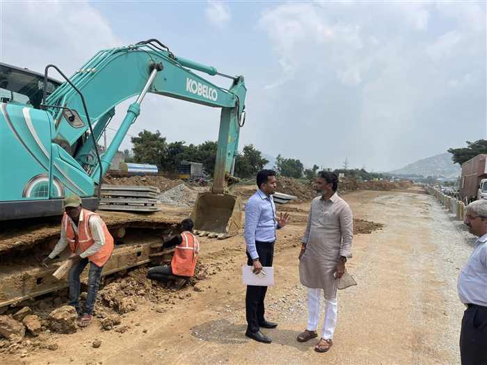 ಕೋಲಾರ-ಆಂಧ್ರ 6 ಪಥದ ರಸ್ತೆ ಕಾಮಗಾರಿ ವೀಕ್ಷಿಸಿದ ಸಂಸದ ಮುನಿಸ್ವಾಮಿ
