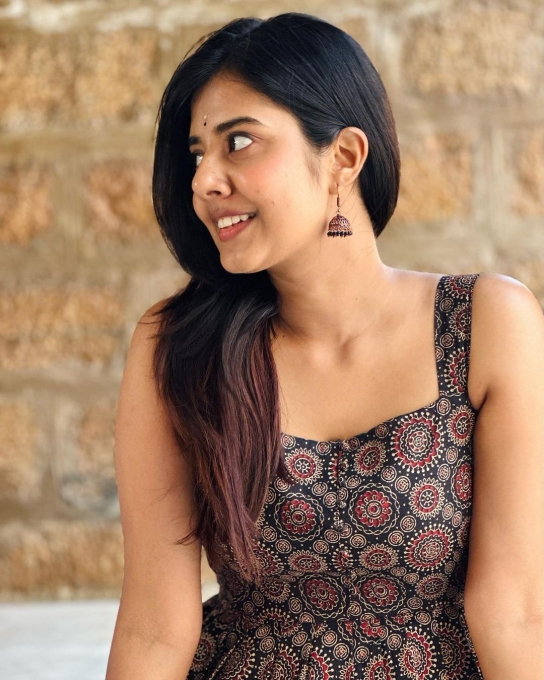 PHOTOS: பிக்பாஸ் போட்டியாளருடன் இருக்கும் அந்த நபர் யார்? அக்ஷ்யா ரீசென்ட் க்ளிக்ஸ்.. குழப்பத்தில் ரசிகர்கள் 