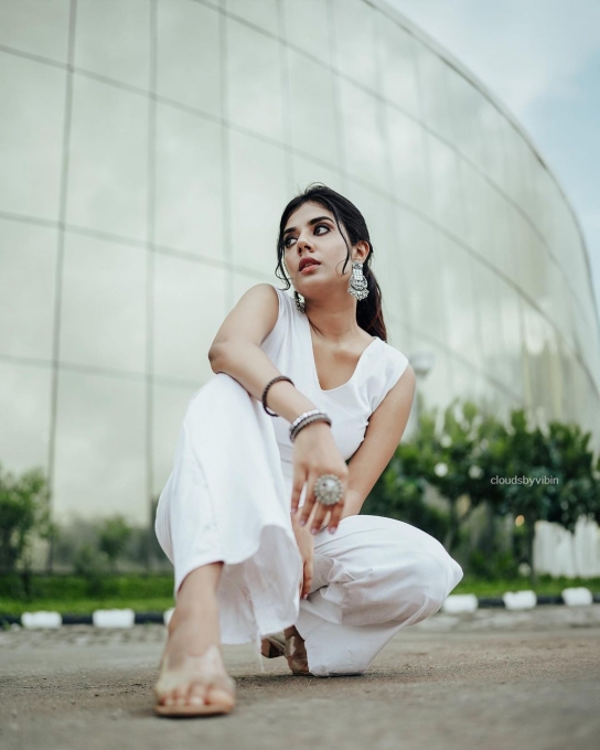 PHOTOS: பிக்பாஸ் போட்டியாளருடன் இருக்கும் அந்த நபர் யார்? அக்ஷ்யா ரீசென்ட் க்ளிக்ஸ்.. குழப்பத்தில் ரசிகர்கள் 