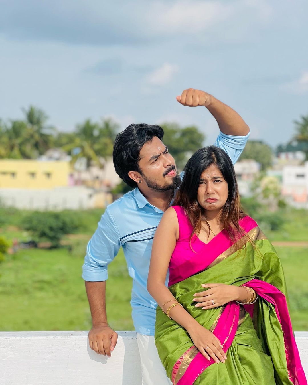 PHOTOS: பிக்பாஸ் போட்டியாளருடன் இருக்கும் அந்த நபர் யார்? அக்ஷ்யா ரீசென்ட் க்ளிக்ஸ்.. குழப்பத்தில் ரசிகர்கள் 