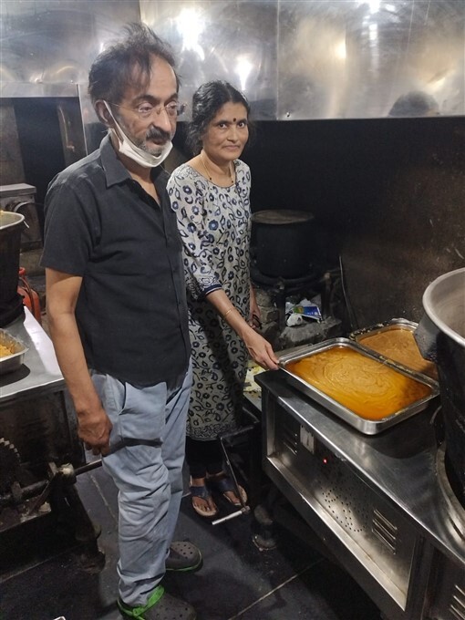  100 ವರ್ಷ ಹಳೆಯ ಹೋಟೆಲ್‌ನಲ್ಲಿ ಸಿಗುತ್ತೆ ಸ್ವಾದಿಷ್ಟಭರಿತ ತುಪ್ಪದ ಮೈಸೂರು ಪಾಕ್‌ 