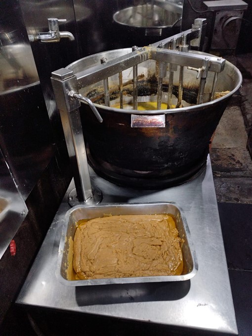  100 ವರ್ಷ ಹಳೆಯ ಹೋಟೆಲ್‌ನಲ್ಲಿ ಸಿಗುತ್ತೆ ಸ್ವಾದಿಷ್ಟಭರಿತ ತುಪ್ಪದ ಮೈಸೂರು ಪಾಕ್‌ 