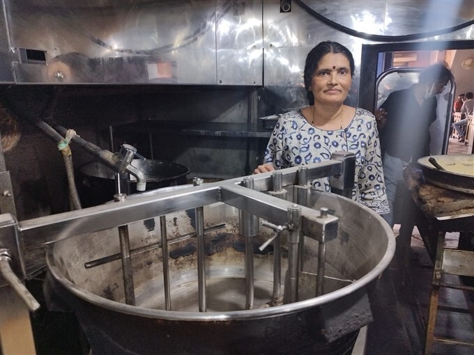  100 ವರ್ಷ ಹಳೆಯ ಹೋಟೆಲ್‌ನಲ್ಲಿ ಸಿಗುತ್ತೆ ಸ್ವಾದಿಷ್ಟಭರಿತ ತುಪ್ಪದ ಮೈಸೂರು ಪಾಕ್‌ 