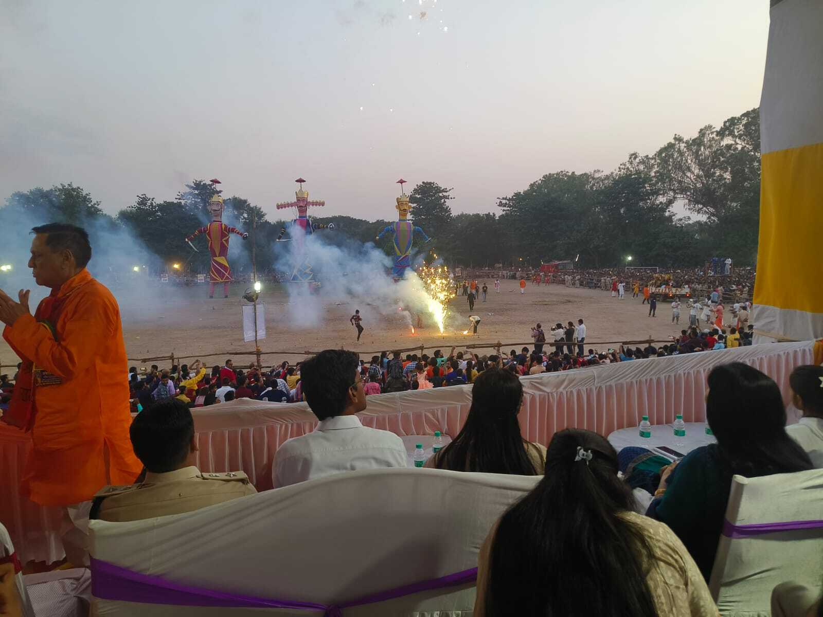 Photos: रावण दहन की ड्रोन कैमरा से ली गई तस्वीर, लाखों की तादाद में जुटे लोग, देखिए दिलकश नज़ारा