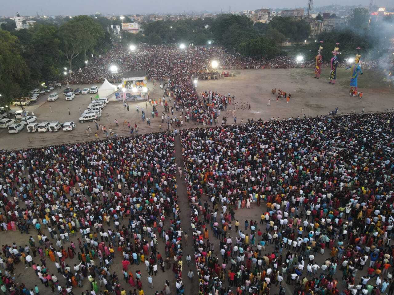 Photos: रावण दहन की ड्रोन कैमरा से ली गई तस्वीर, लाखों की तादाद में जुटे लोग, देखिए दिलकश नज़ारा