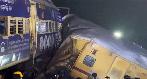 PHOTOS:  ஒரே ட்ராக்கில் வந்த இரண்டு ரயில்கள்.. ஆந்திராவில் பயங்கர ரயில் விபத்து.. நெஞ்சை பதறவைக்கும் படங்கள்!