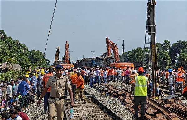 PHOTOS:  ஒரே ட்ராக்கில் வந்த இரண்டு ரயில்கள்.. ஆந்திராவில் பயங்கர ரயில் விபத்து.. நெஞ்சை பதறவைக்கும் படங்கள்!