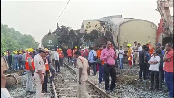 PHOTOS:  ஒரே ட்ராக்கில் வந்த இரண்டு ரயில்கள்.. ஆந்திராவில் பயங்கர ரயில் விபத்து.. நெஞ்சை பதறவைக்கும் படங்கள்!
