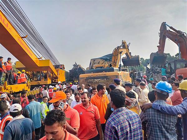 PHOTOS:  ஒரே ட்ராக்கில் வந்த இரண்டு ரயில்கள்.. ஆந்திராவில் பயங்கர ரயில் விபத்து.. நெஞ்சை பதறவைக்கும் படங்கள்!