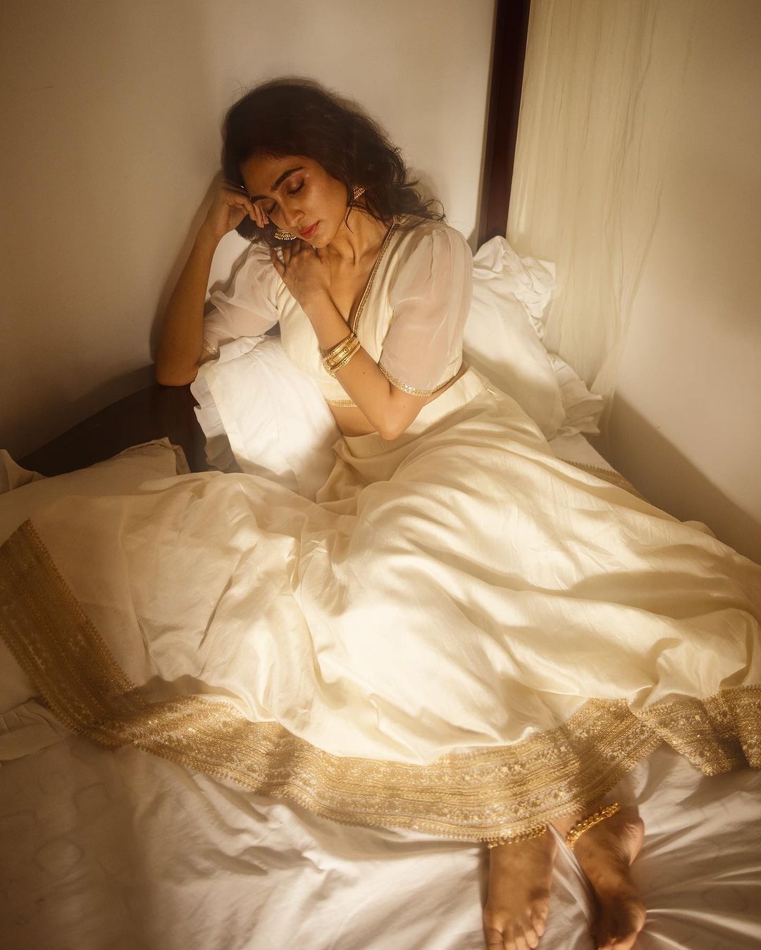 దీప్తి సతి సొగసుల విందు.. భామ ట్రీట్‌కు కుర్రాళ్లు చిత్తు.