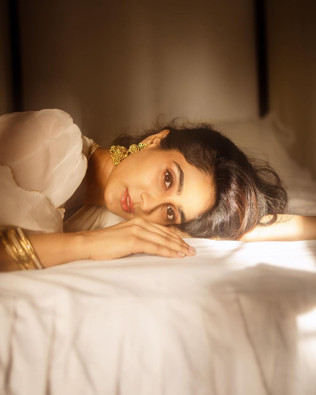 దీప్తి సతి సొగసుల విందు.. భామ ట్రీట్‌కు కుర్రాళ్లు చిత్తు.