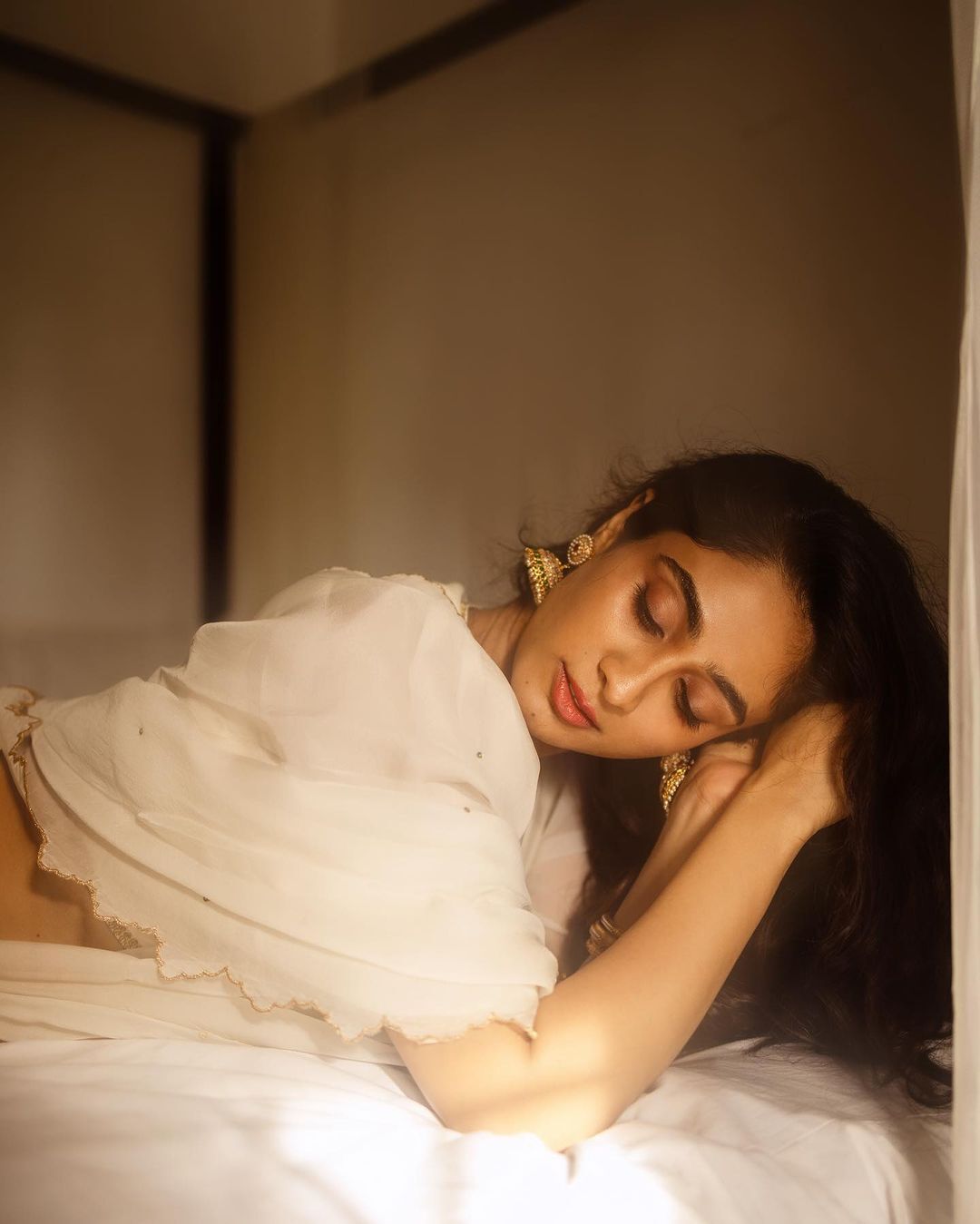 దీప్తి సతి సొగసుల విందు.. భామ ట్రీట్‌కు కుర్రాళ్లు చిత్తు.