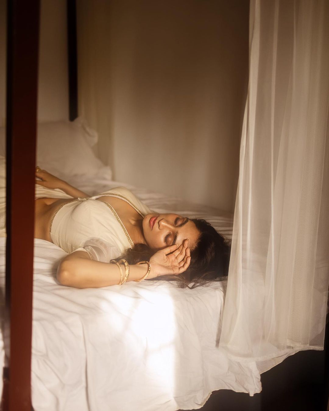 దీప్తి సతి సొగసుల విందు.. భామ ట్రీట్‌కు కుర్రాళ్లు చిత్తు.