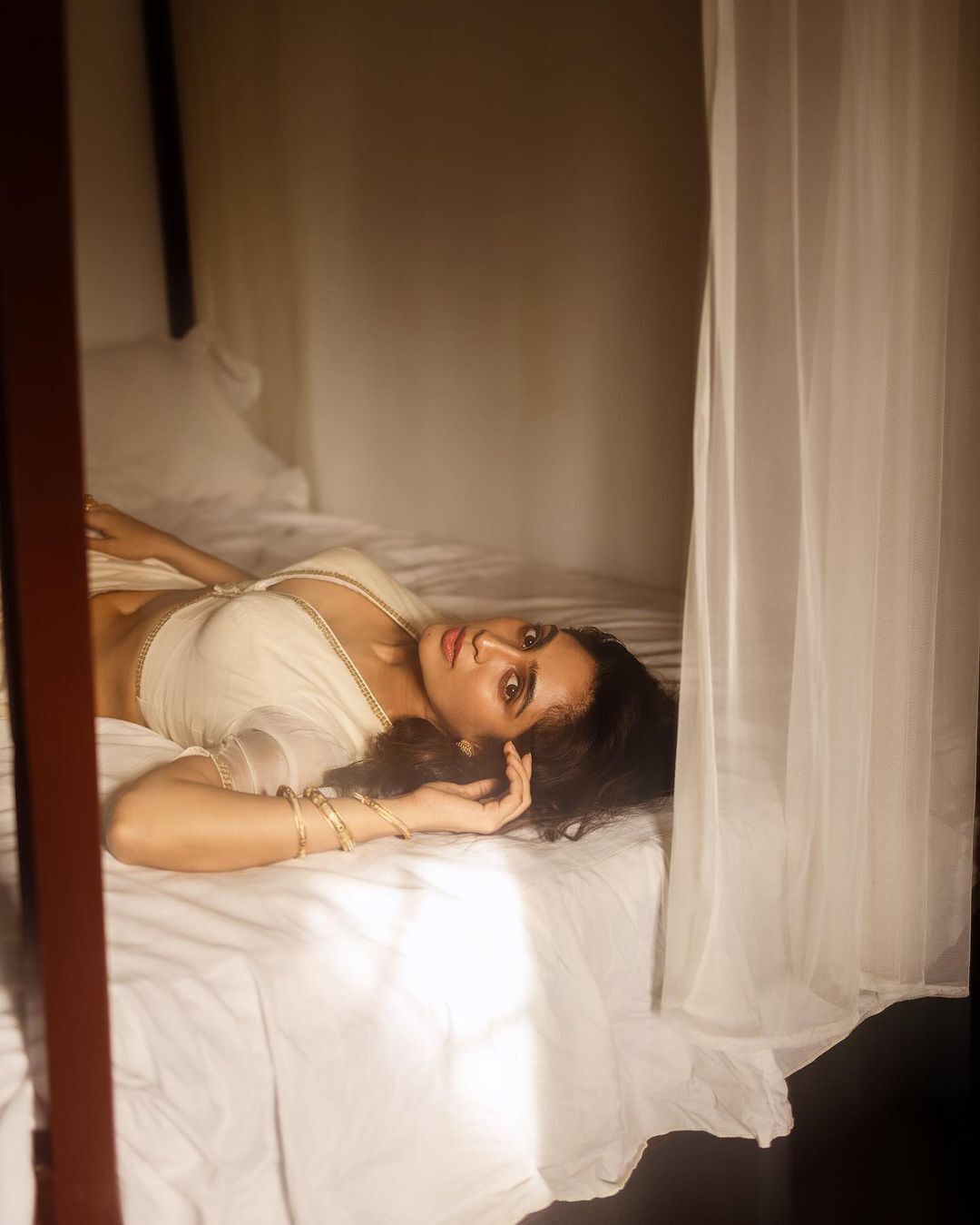 దీప్తి సతి సొగసుల విందు.. భామ ట్రీట్‌కు కుర్రాళ్లు చిత్తు.