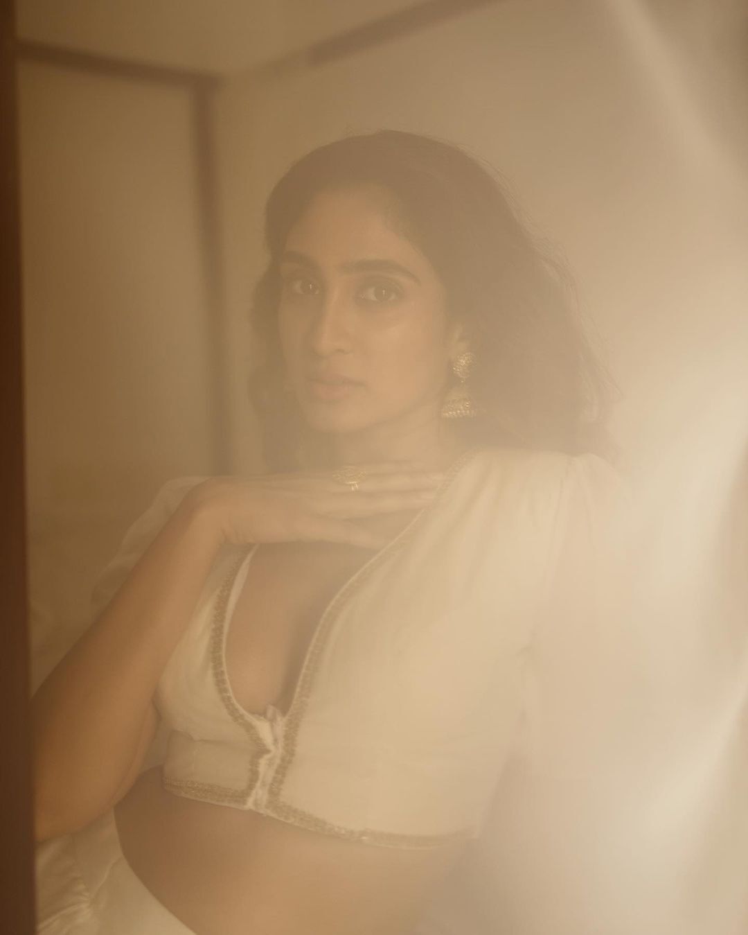 దీప్తి సతి సొగసుల విందు.. భామ ట్రీట్‌కు కుర్రాళ్లు చిత్తు.