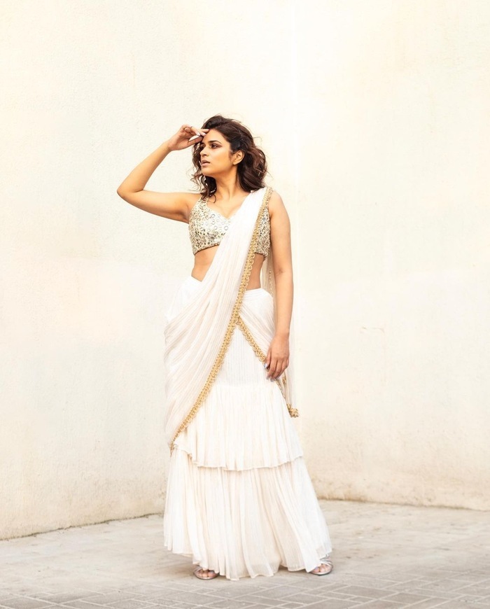 సొట్టబుగ్గల సుందరి యవ్వనాల విందు.. రెచ్చిపోతుందిగా శ్రద్ధా దాస్.