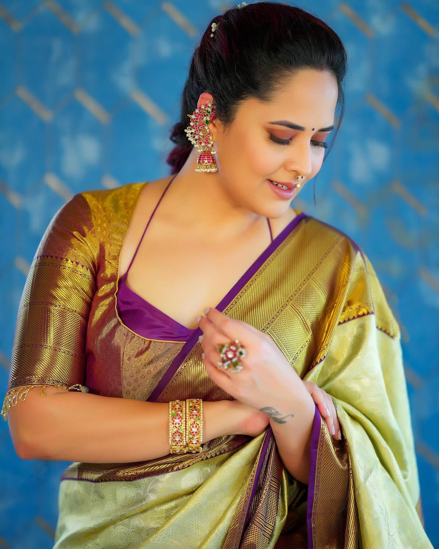 అనసూయ అందాల జాతర.. చీరకట్టులో మైమరిపిస్తోందిగా ముద్దుగుమ్మ.