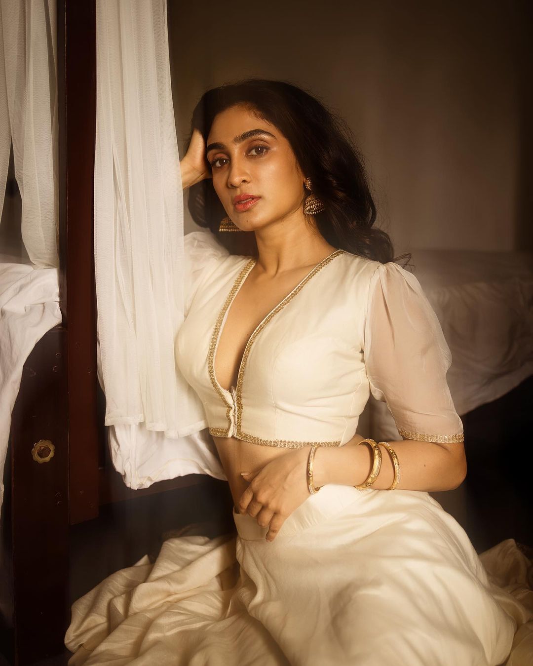 దీప్తి సతి సొగసుల విందు.. భామ ట్రీట్‌కు కుర్రాళ్లు చిత్తు.