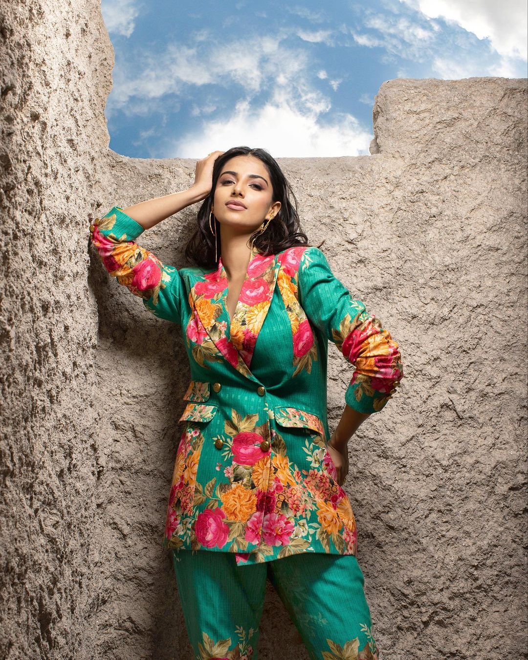 PHOTOS: பாலைவனத்தில் இப்படி ஒரு போட்டோஷூட்டா? 'தளபதி 68' பட நடிகையின் மாஸ் ஸ்டில்ஸ் 