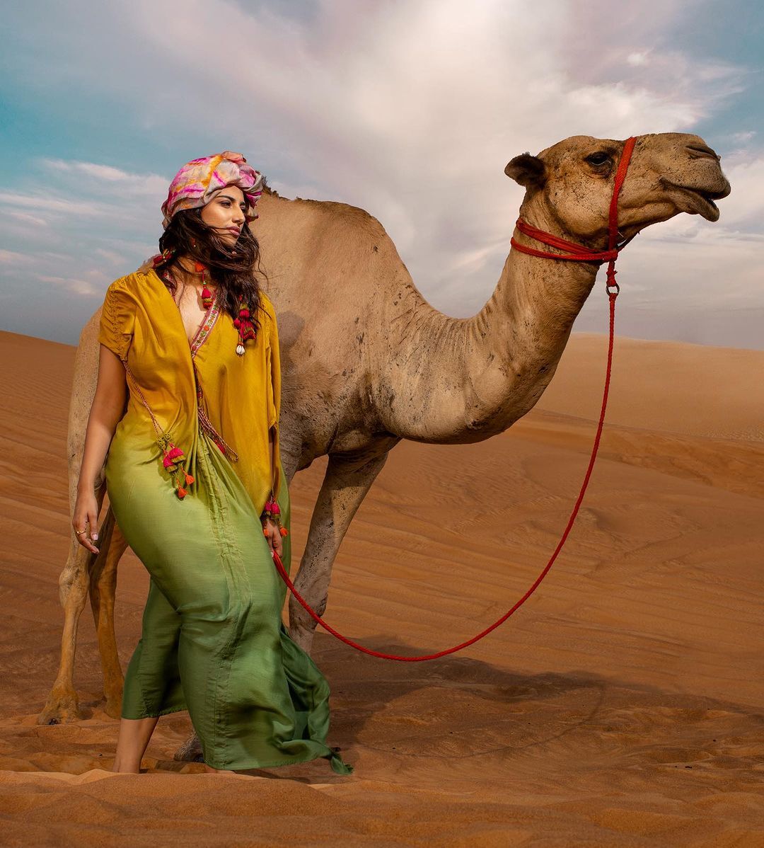 PHOTOS: பாலைவனத்தில் இப்படி ஒரு போட்டோஷூட்டா? 'தளபதி 68' பட நடிகையின் மாஸ் ஸ்டில்ஸ் 