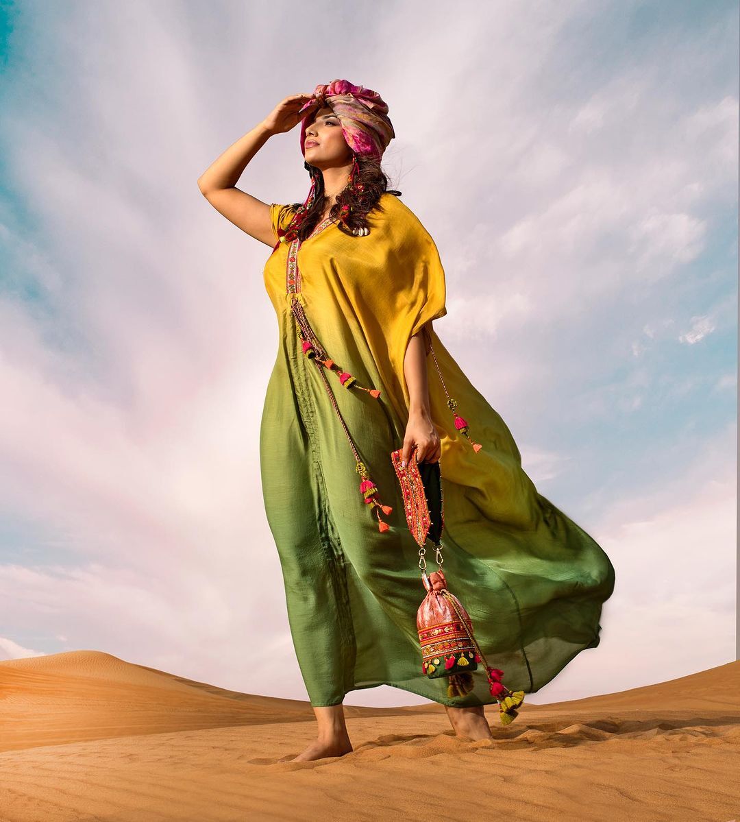 PHOTOS: பாலைவனத்தில் இப்படி ஒரு போட்டோஷூட்டா? 'தளபதி 68' பட நடிகையின் மாஸ் ஸ்டில்ஸ் 