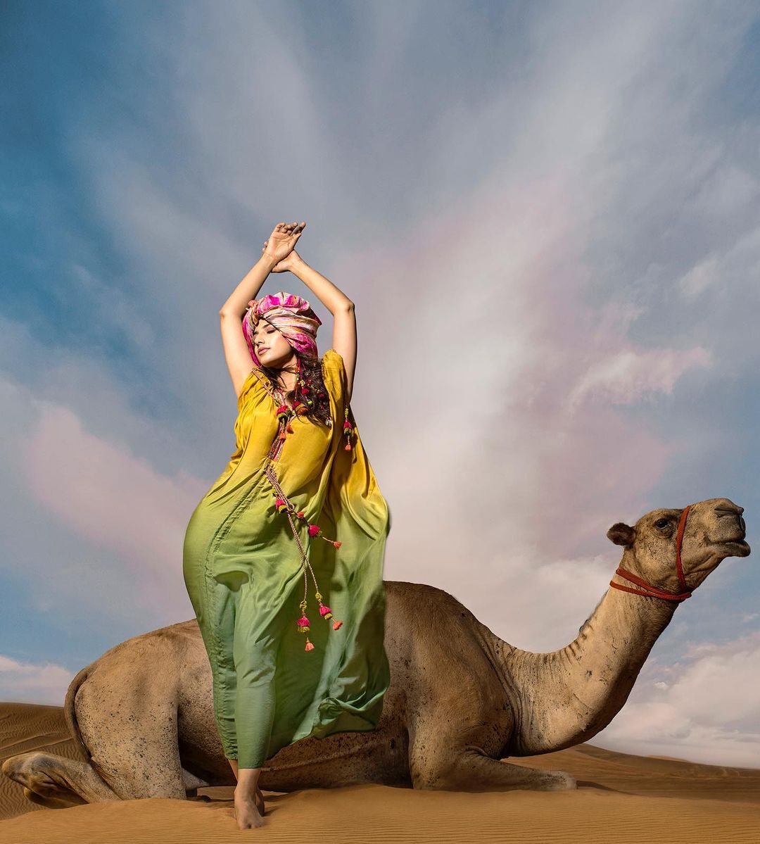 PHOTOS: பாலைவனத்தில் இப்படி ஒரு போட்டோஷூட்டா? 'தளபதி 68' பட நடிகையின் மாஸ் ஸ்டில்ஸ் 