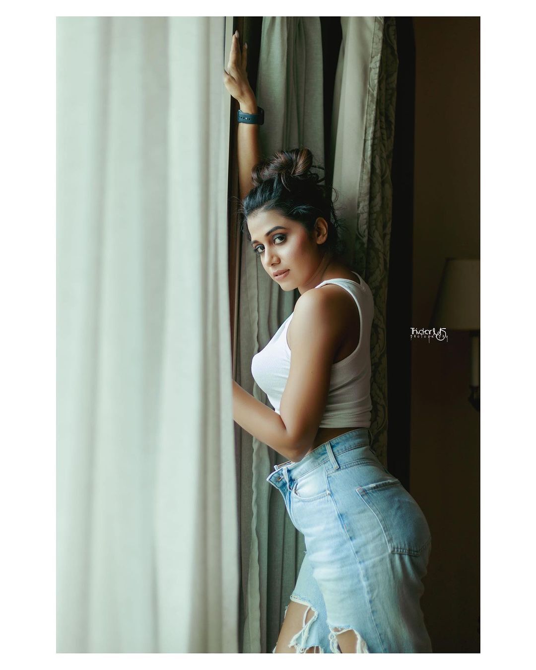 PHOTOS: வொயிட் லெஃஹெங்காவில் ஸ்டன்னிங் போஸ்.. இணையத்தை கலக்கும் ஷில்பா மஞ்சுநாத் ஸ்டில்ஸ் 