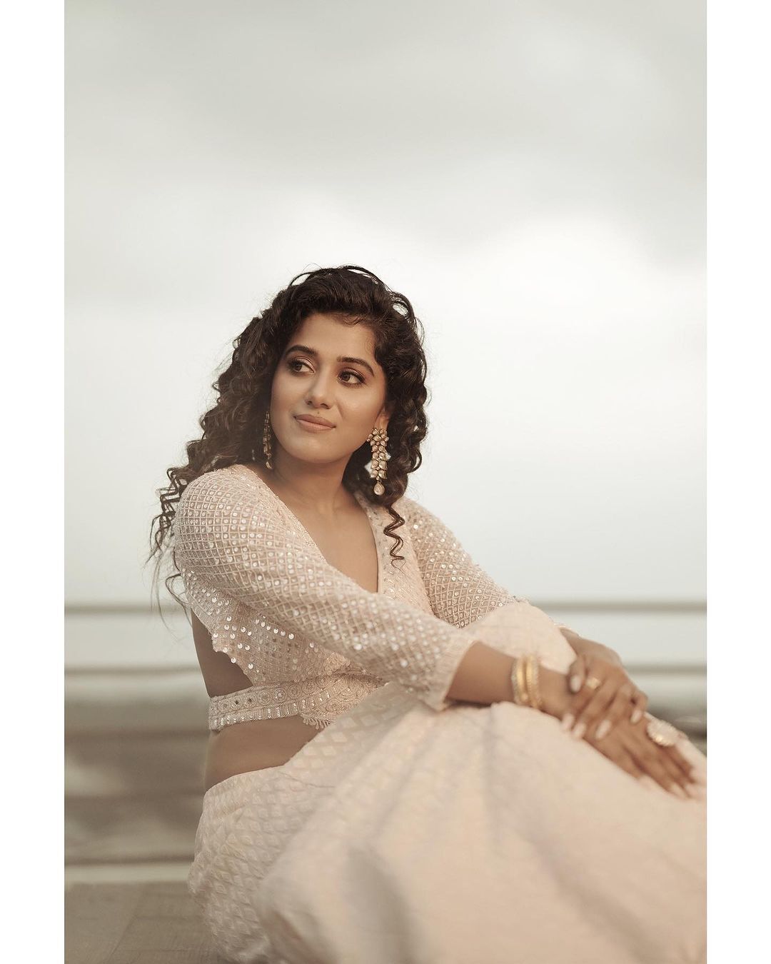 PHOTOS: வொயிட் லெஃஹெங்காவில் ஸ்டன்னிங் போஸ்.. இணையத்தை கலக்கும் ஷில்பா மஞ்சுநாத் ஸ்டில்ஸ் 