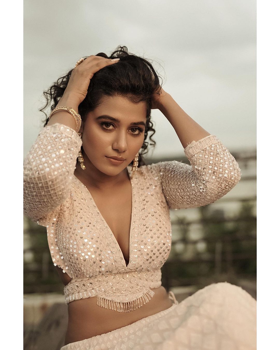 PHOTOS: வொயிட் லெஃஹெங்காவில் ஸ்டன்னிங் போஸ்.. இணையத்தை கலக்கும் ஷில்பா மஞ்சுநாத் ஸ்டில்ஸ் 