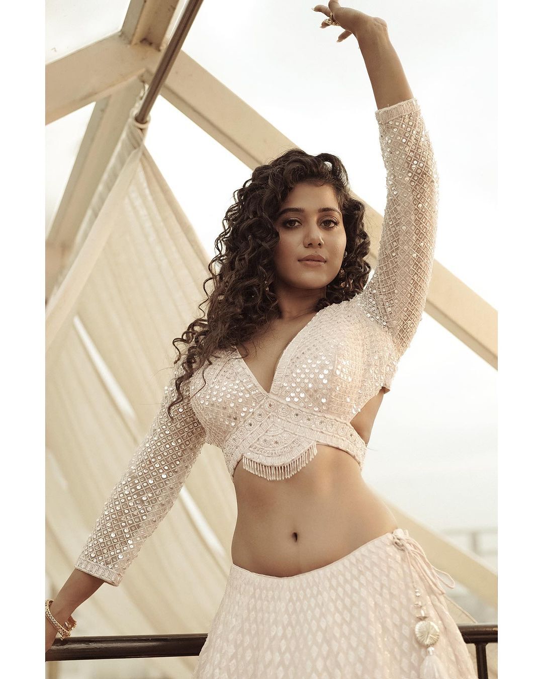 PHOTOS: வொயிட் லெஃஹெங்காவில் ஸ்டன்னிங் போஸ்.. இணையத்தை கலக்கும் ஷில்பா மஞ்சுநாத் ஸ்டில்ஸ் 