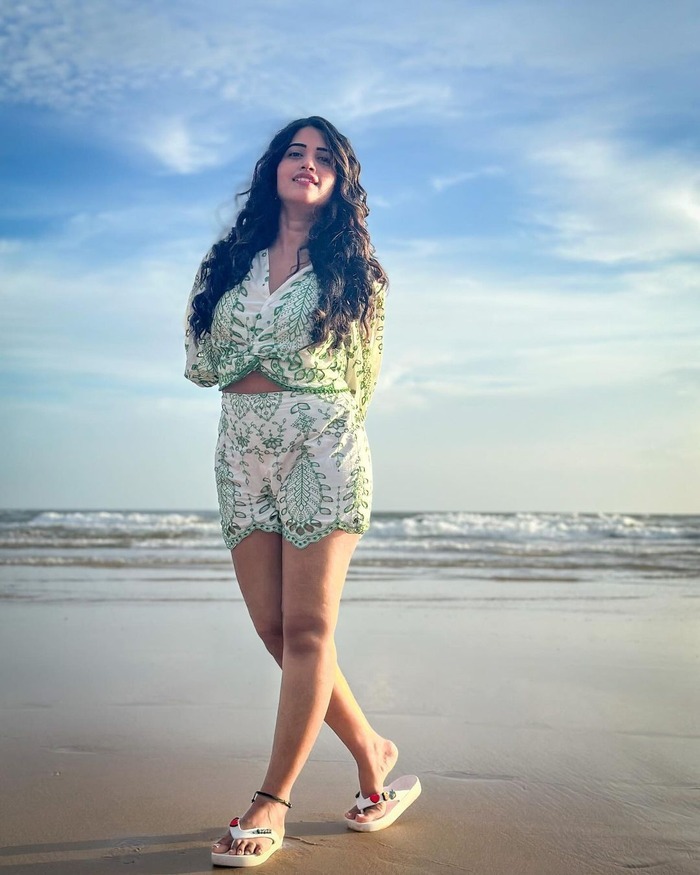 సాగర తీరంలో పొట్టి డ్రెస్‌లో పిచ్చెక్కిస్తున్న స్రవంతి చొక్కారపు