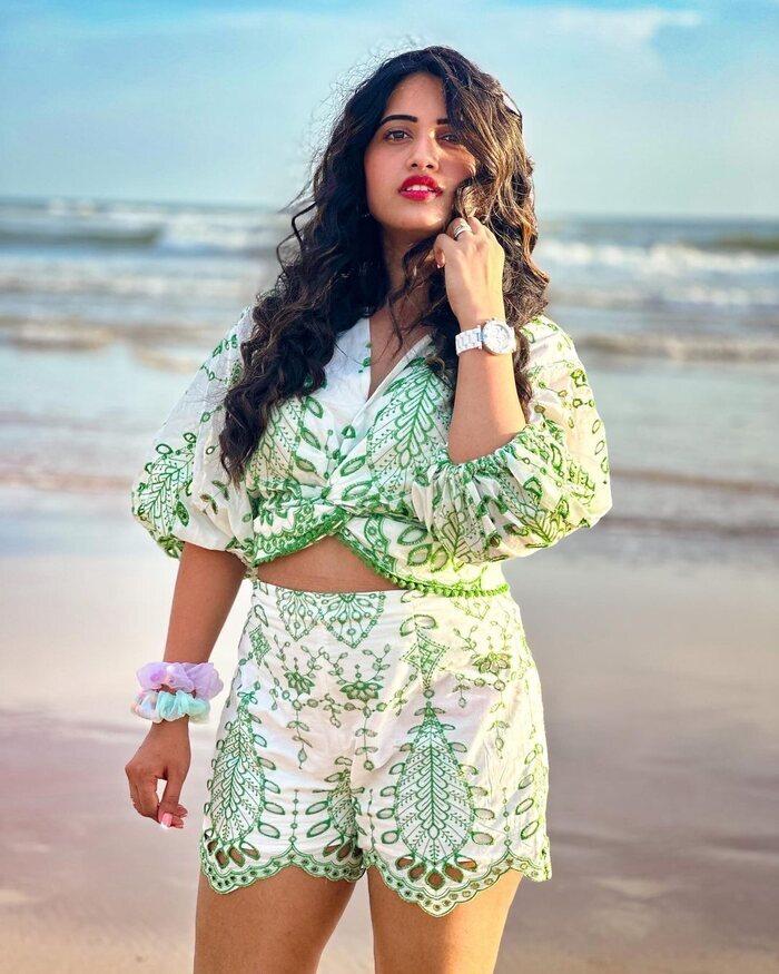 సాగర తీరంలో పొట్టి డ్రెస్‌లో పిచ్చెక్కిస్తున్న స్రవంతి చొక్కారపు