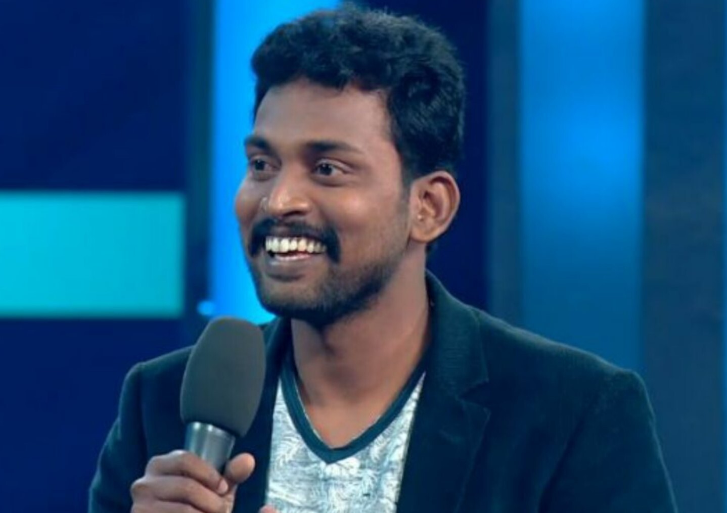 PHOTOS: இதுவரை ரெட் கார்ட் மூலம் வெளியேற்றப்பட்ட பிக் பாஸ் போட்டியாளர்கள்..  லிஸ்ட் இதோ!