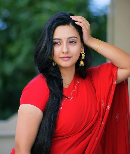 সাদা টি-শার্টে লাস্যময়ী শ্রাবণী, নয়া অবতারে ঘুম উড়ছে নেটবাসীর 