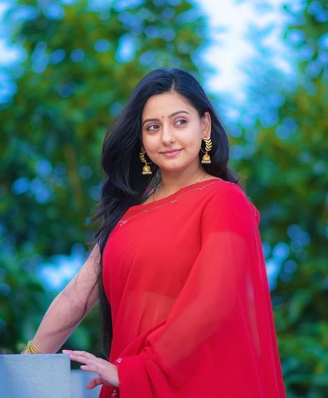 সাদা টি-শার্টে লাস্যময়ী শ্রাবণী, নয়া অবতারে ঘুম উড়ছে নেটবাসীর 