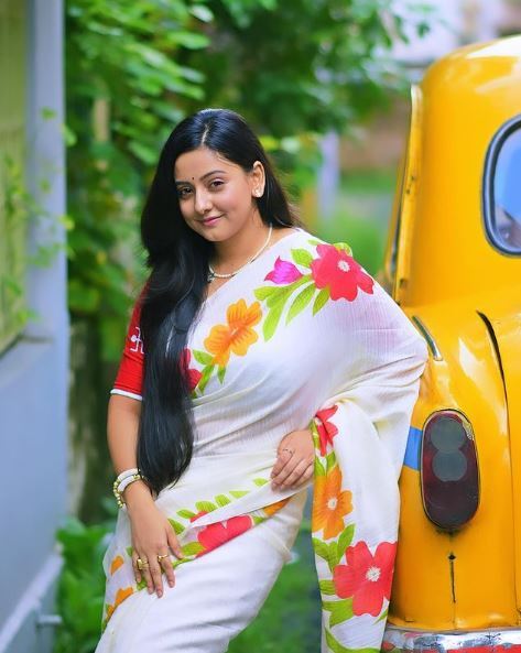 সাদা টি-শার্টে লাস্যময়ী শ্রাবণী, নয়া অবতারে ঘুম উড়ছে নেটবাসীর 