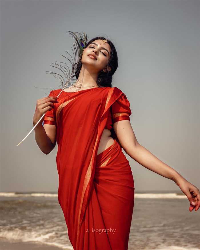 Mamitha Baiju: അഴകെന്നാൽ ഇതാണ്.... ആരാധകരെ ചിരിയിൽ മയക്കി മമിത ബൈജു; ഇൻസ്റ്റയിൽ ഹിറ്റടിച്ച് താരത്തിന്റെ പുത്തൻ ചിത്രങ്ങൾ 