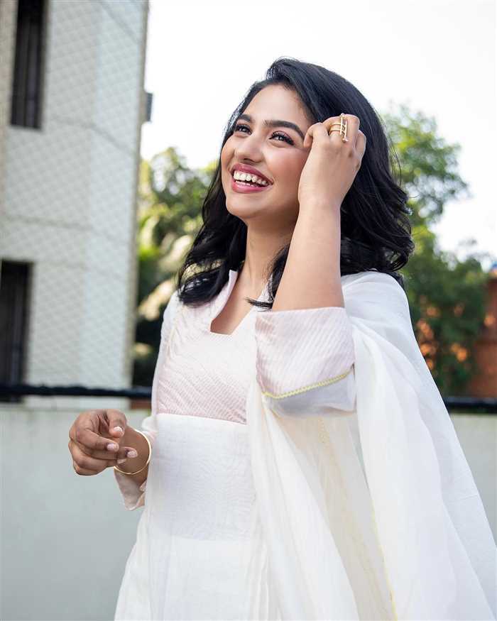 Mamitha Baiju: അഴകെന്നാൽ ഇതാണ്.... ആരാധകരെ ചിരിയിൽ മയക്കി മമിത ബൈജു; ഇൻസ്റ്റയിൽ ഹിറ്റടിച്ച് താരത്തിന്റെ പുത്തൻ ചിത്രങ്ങൾ 