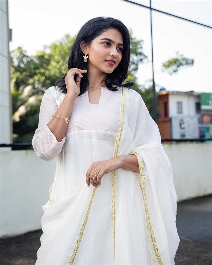 Mamitha Baiju: അഴകെന്നാൽ ഇതാണ്.... ആരാധകരെ ചിരിയിൽ മയക്കി മമിത ബൈജു; ഇൻസ്റ്റയിൽ ഹിറ്റടിച്ച് താരത്തിന്റെ പുത്തൻ ചിത്രങ്ങൾ 