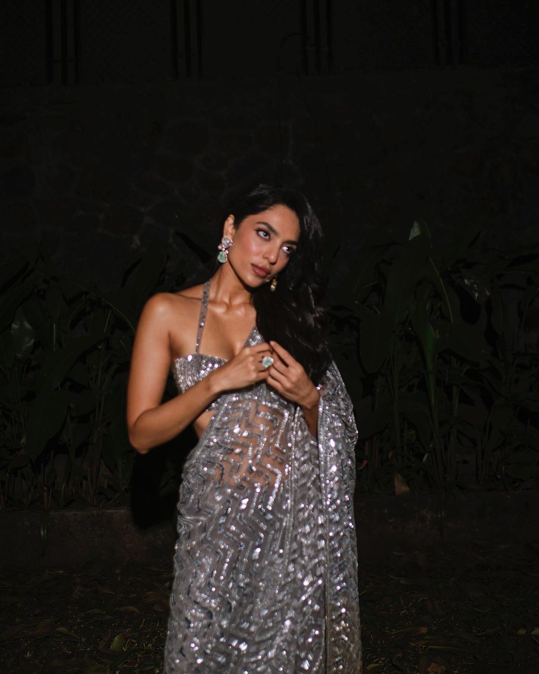 శోభితా ధూళిపాళ్ల ఘాటు అందాల షో.. బ్యూటీ ఫుల్ జోరులో ఉందిలే..!