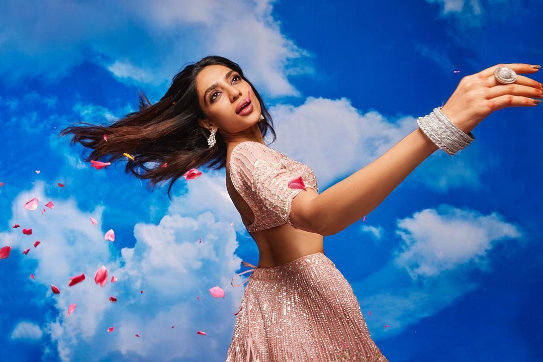 శోభితా ధూళిపాళ్ల ఘాటు అందాల షో.. బ్యూటీ ఫుల్ జోరులో ఉందిలే..!