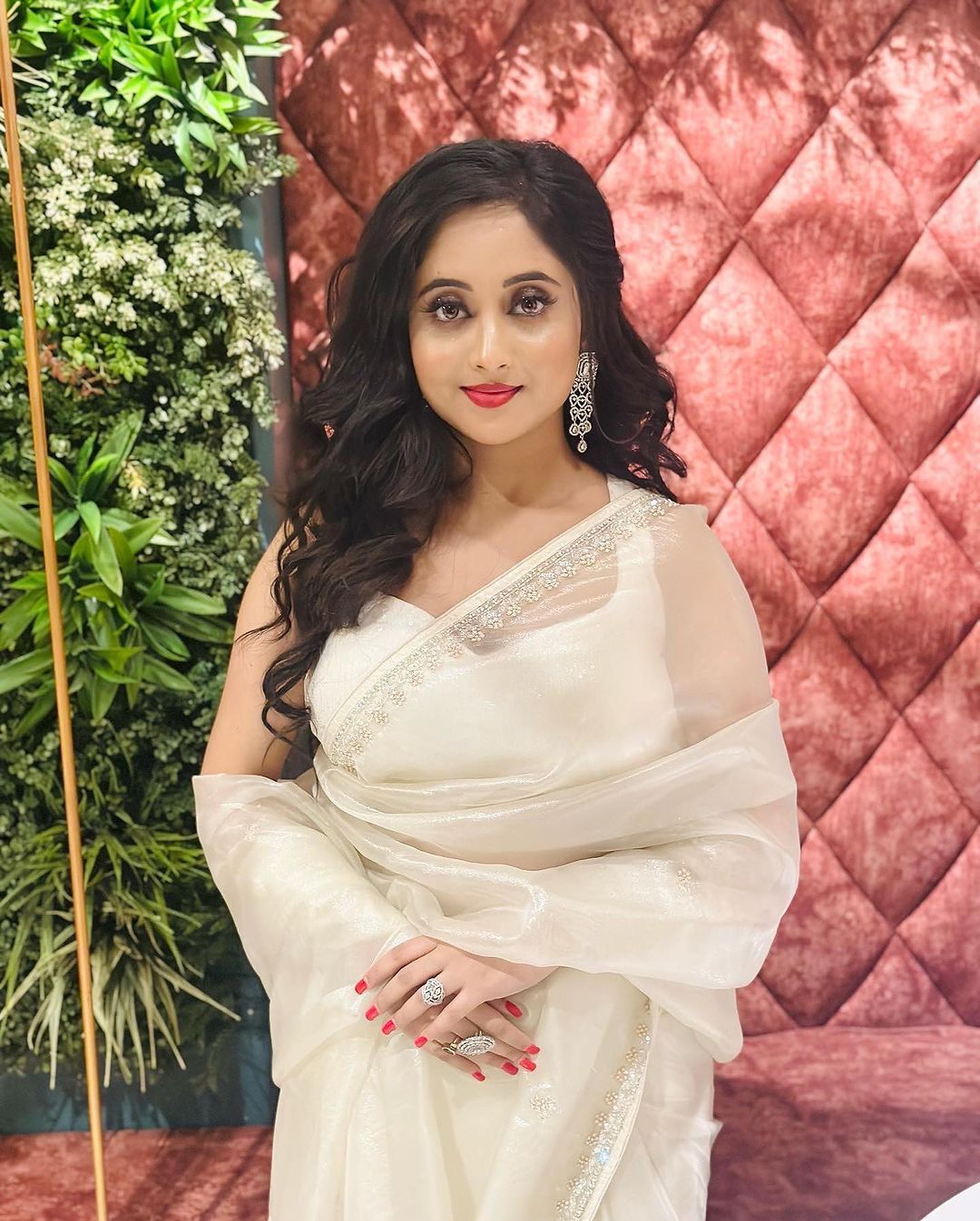 সাদা শাড়িতে অনন্যা টেলি অভিনেত্রী সৌমিতৃষা, মায়াবী অবতার দেখে খুশি ভক্তরা 