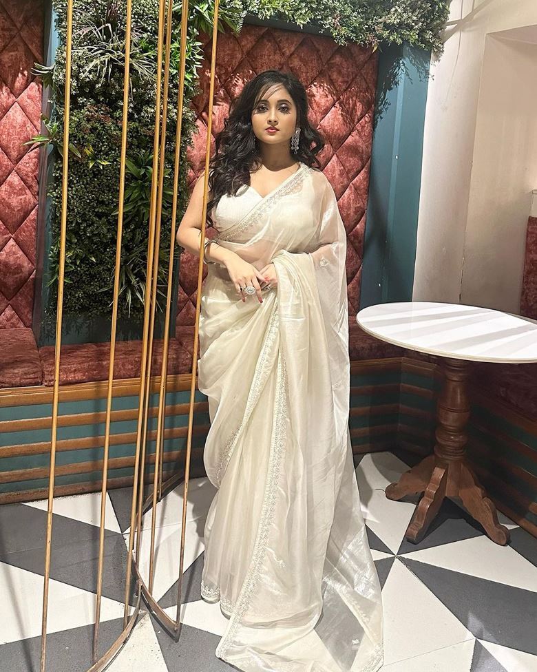 সাদা শাড়িতে অনন্যা টেলি অভিনেত্রী সৌমিতৃষা, মায়াবী অবতার দেখে খুশি ভক্তরা 