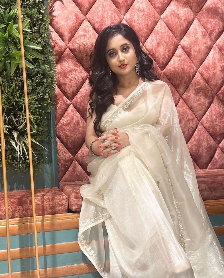 সাদা শাড়িতে অনন্যা টেলি অভিনেত্রী সৌমিতৃষা, মায়াবী অবতার দেখে খুশি ভক্তরা 